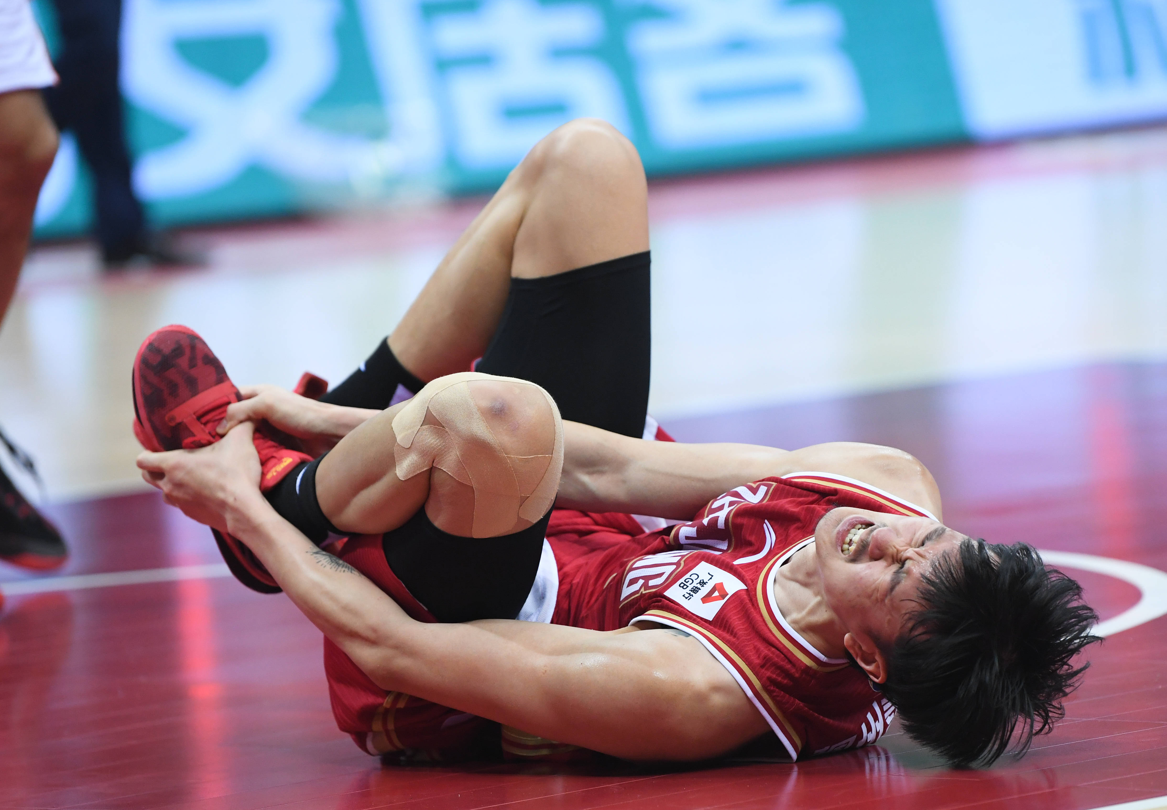 篮球明星选手受伤退赛,引发热议 篮球明星选手受伤退赛,引发热议