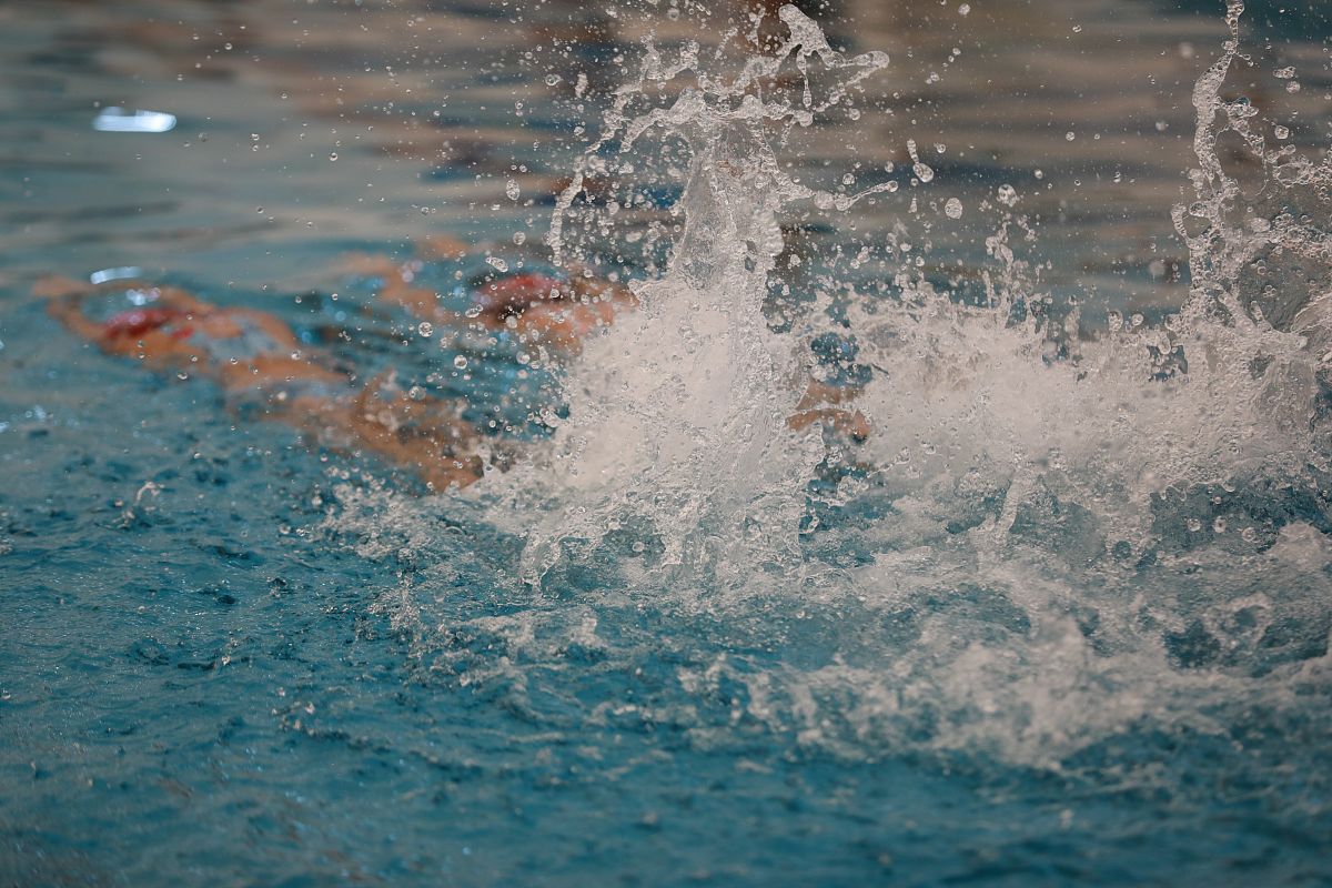 场面火爆！游泳观众席沸腾不已