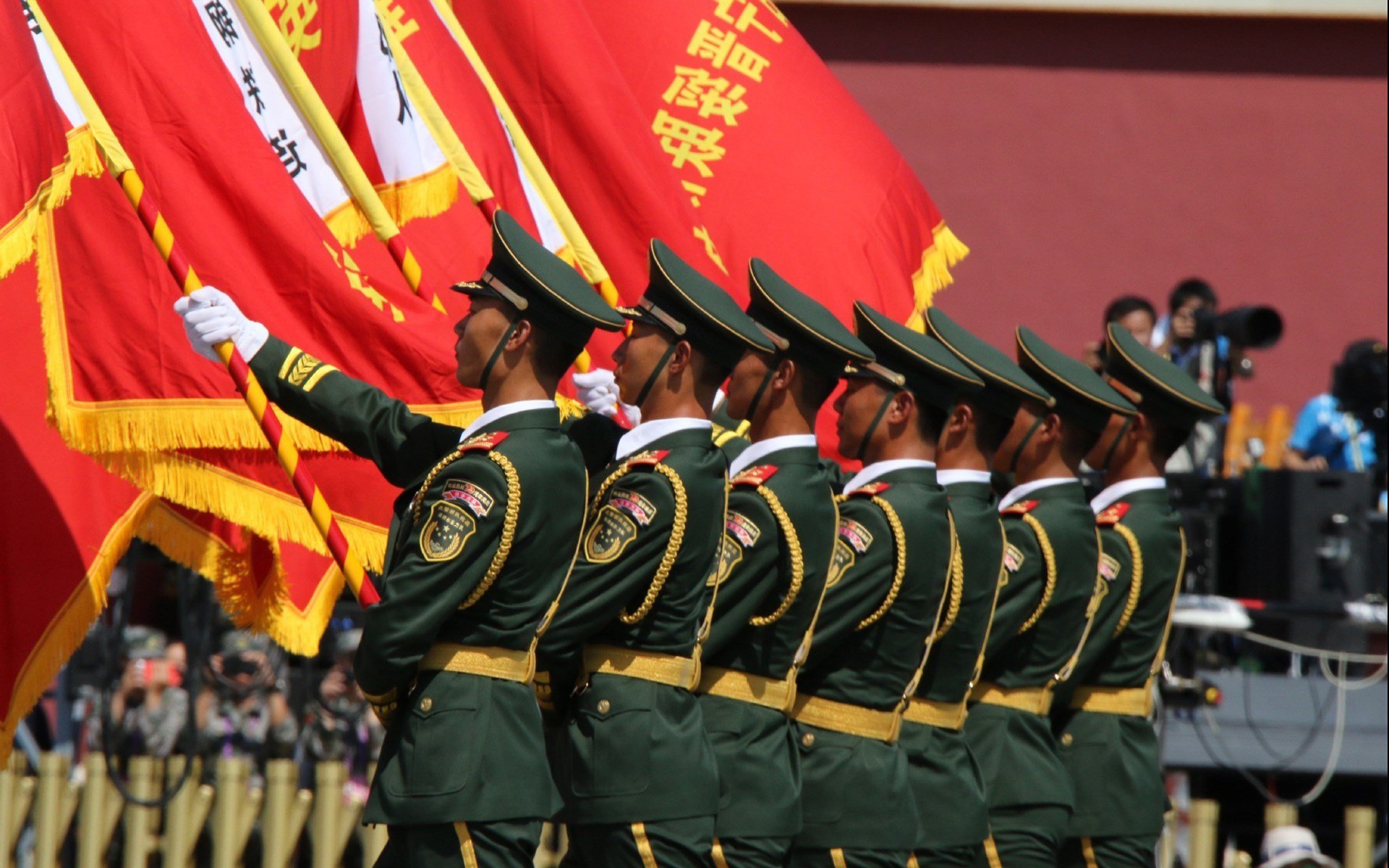 当猛龙摆出欧冠高位逼抢,一场篮球场的战术绞杀战